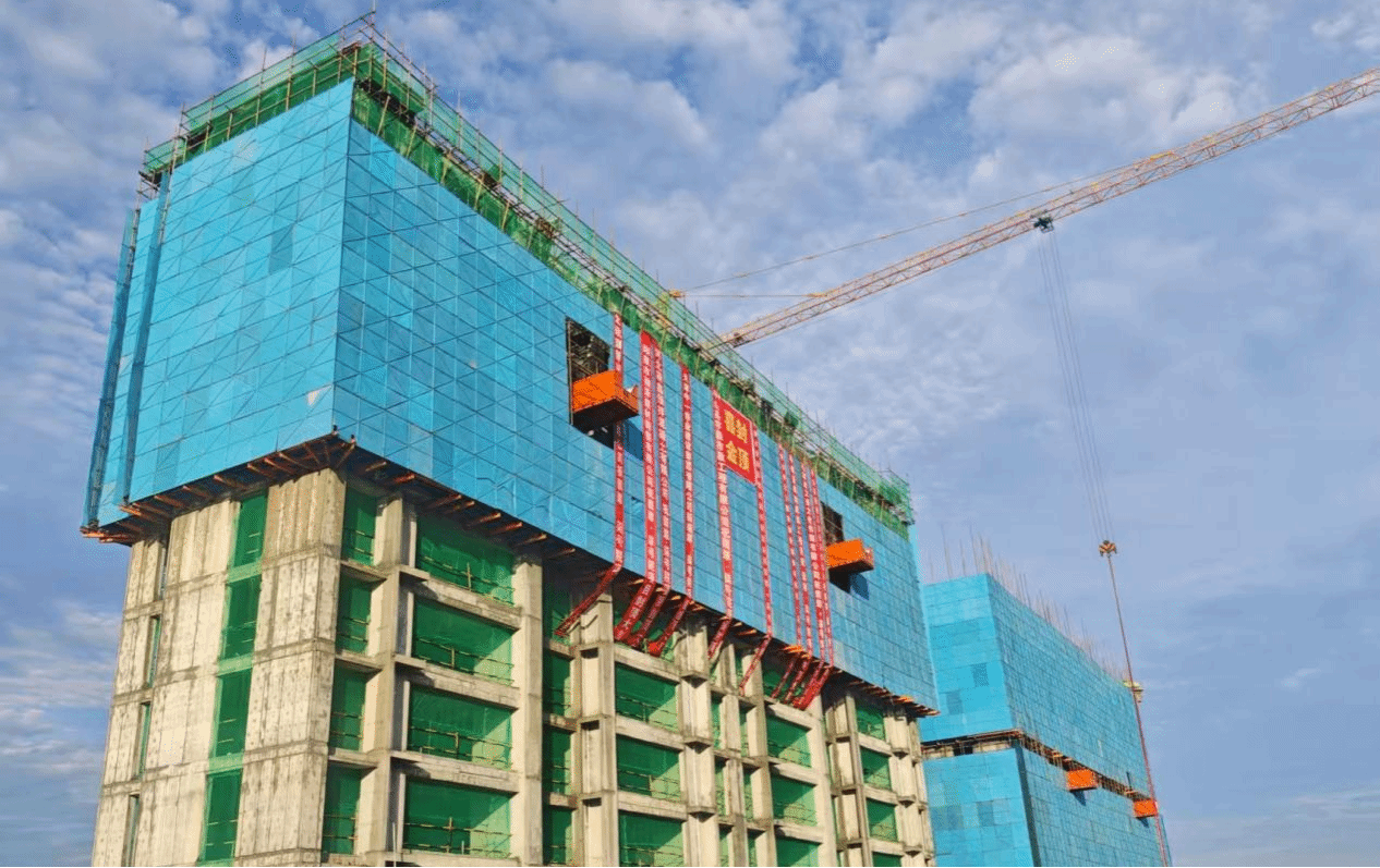 山西建投三建集团翡翠・柒号院项目2#楼主体封顶